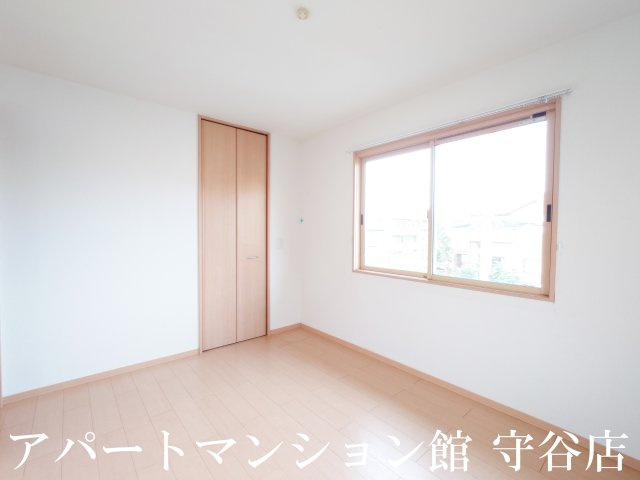 リビングタウン陽光台Aの寝室|反転です