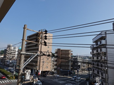 【展望】 | ダイアパレス医大南 | バルコニーから青空や爽やかな風を感じられ、毎日の暮らしに余裕を感じさせてくれる、遮る物の無い開放的な眺望を是非、ご堪能ください。