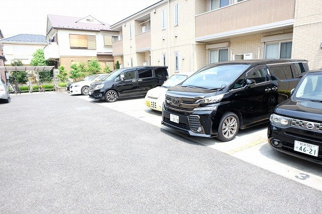 メゾンK-２の駐車場
