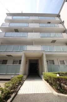 【エントランス】 | 優美な雰囲気の佇まいを醸し出し、お住まいの方を心地よくお迎えます♪
