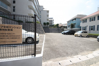 【駐車場】 | 車の出入りもしやすく運転が苦手な方もらくらく駐停車可能です！