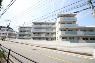 【外観】 | 山荘通りまで徒歩6分、閑静な住宅地のマンションです。
【西高宮小 徒歩3分】