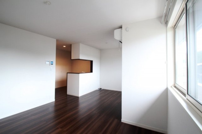 【居間・リビング】 | ラヴィーヌ芝の内A | こちらのリビングで趣味の時間をお楽しみください