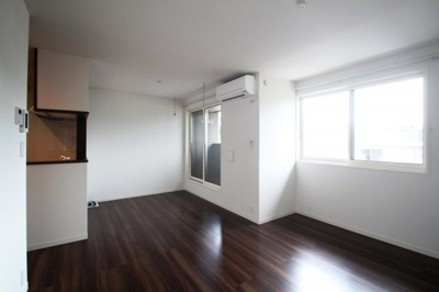 【居間・リビング】 | ラヴィーヌ芝の内A | こちらのリビングで趣味の時間をお楽しみください