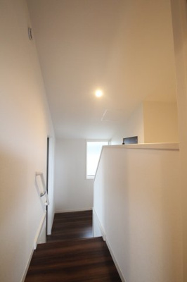 【内装】 | ラヴィーヌ芝の内A | 2Fのスキップ階段