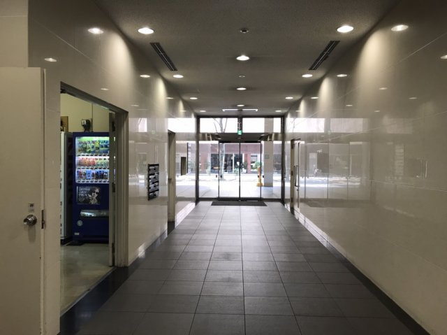 新横浜交通ビルのエントランス