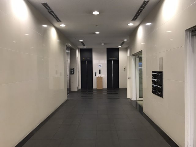 新横浜交通ビルのエントランス