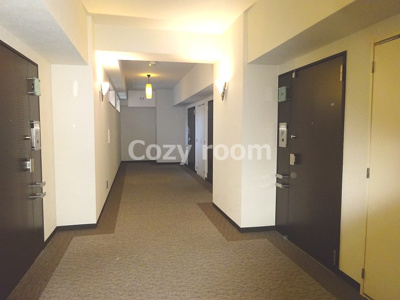 【その他共用部分】 | グランシス江坂 | 共有廊下です。廊下は、なんと絨毯敷ですよ～