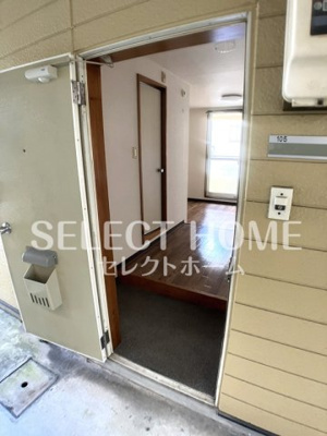 【玄関】 | ロイヤル城南 | 収納もある玄関です