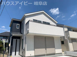 【外観】 | 岐阜市六条片田　新築戸建　全4棟　駐車スペース並列3台可能　天窓あります。
