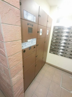 【その他共用部分】 | 不在時にもお荷物が受け取れる宅配ボックスです。
