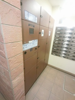 【その他共用部分】 | グランスイート横濱磯子 | 不在時にもお荷物が受け取れる宅配ボックスです。