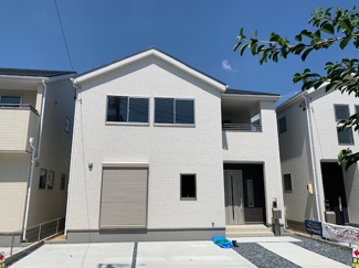 【外観】 | 岐阜市六条片田　新築戸建　全4棟　駐車スペース並列3台可能　可動棚つきシューズクローゼットあります
