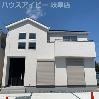 【外観】 | 岐阜市六条片田　新築戸建　全4棟　駐車スペース並列3台可能　天窓あります。
