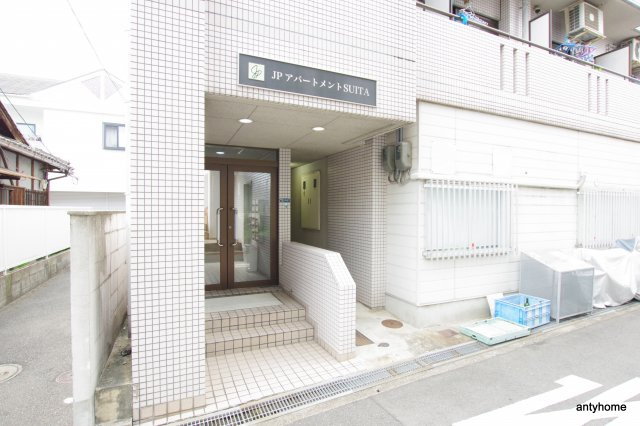 アパートメントSUITA 仲介手数料無料のエントランス
