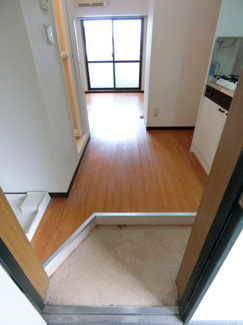 【展望】 | 玄関から室内への景観です！キッチンの奥に洋室7帖のお部屋があります♪