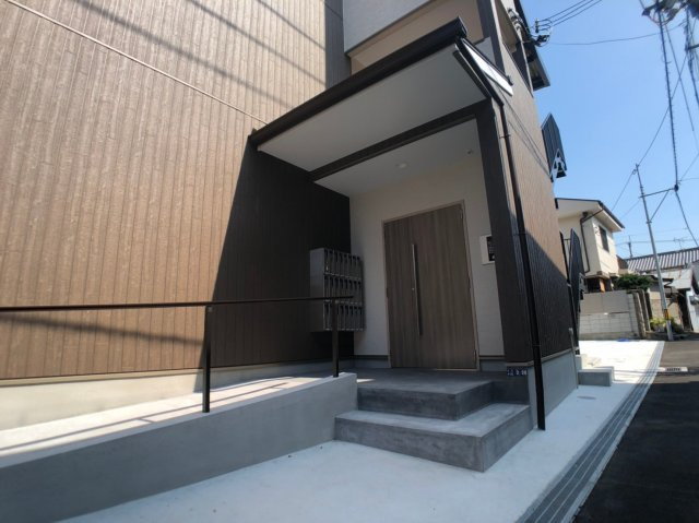 東大阪市友井４丁目のアパートのエントランス