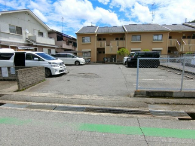 シティーハウス栄の駐車場