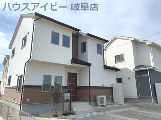 【外観】 | 岐阜市西鶉５丁目　新築戸建　全３棟　完成しました　オール電化住宅　玄関吹き抜け　お車スペース並列3台可能！
