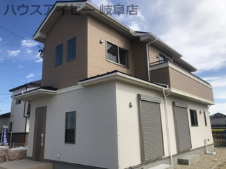 【外観】 | 岐阜市西鶉５丁目　新築戸建　全３棟　完成しました　オール電化住宅　玄関吹き抜け　お車スペース並列3台可能！