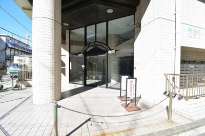 【エントランス】 | ロータリーライフ石川町 | JR京浜東北・根岸線「石川町」駅徒歩7分、
横浜市営地下鉄ブルーライン「伊勢佐木長者町」駅徒歩7分の好立地。