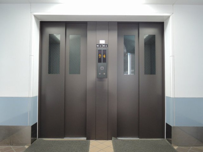 【その他共用部分】 | 日吉ロイヤルマンション | お買い物時やベビーカーの出し入れに便利なエレベーター付
混雑時にも便利なエレベーター2基付です。