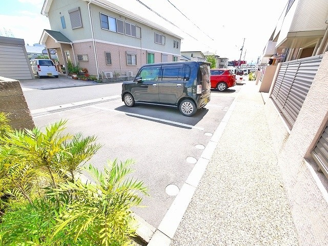 グリーンメゾン菰川Ａ棟の駐車場|駐車場です