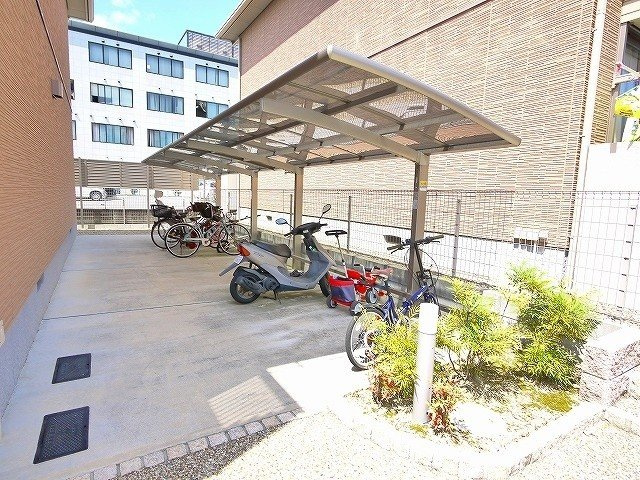 グリーンメゾン菰川Ａ棟のその他共用部分|ゆったりとした駐輪スペース。