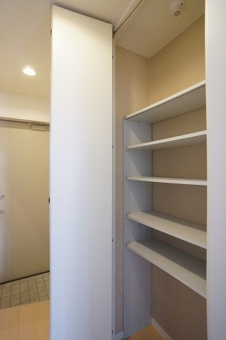 【収納】 | グランデール壱番館 | 玄関ホール内の収納です