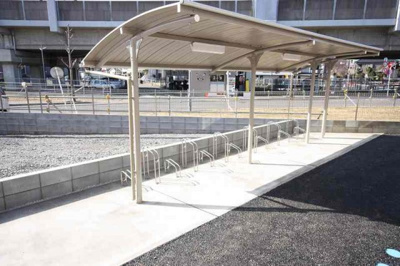 【その他共用部分】 | グランデール壱番館 | 屋根付きでサイクルラックもある自転車置場です。