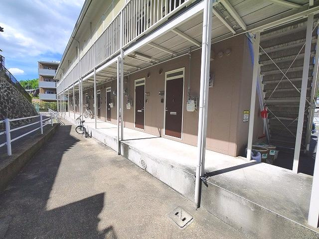 ジョイフル東生駒A棟のエントランス|建物の内部です