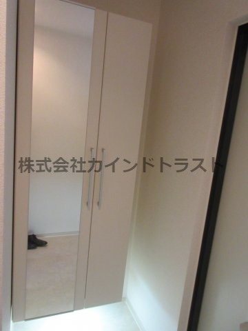 ラヴィータ西梅田の玄関|収納もある玄関です