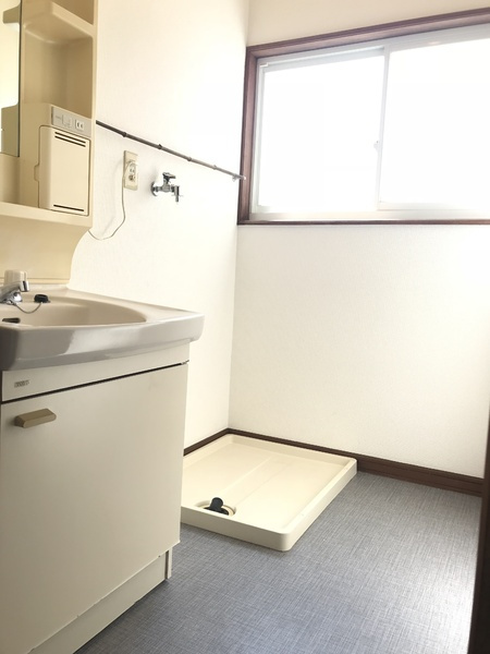 コートハウスアンノ【キャッシュバック対象物件】の洗面所|ゆったりとスペースのある洗面所