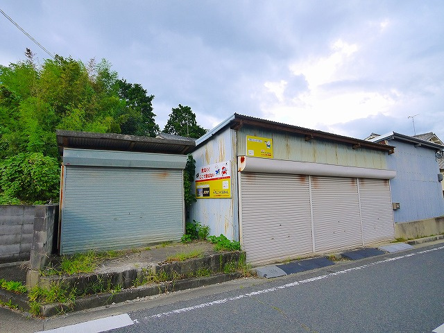 七条シャッターガレージの外観