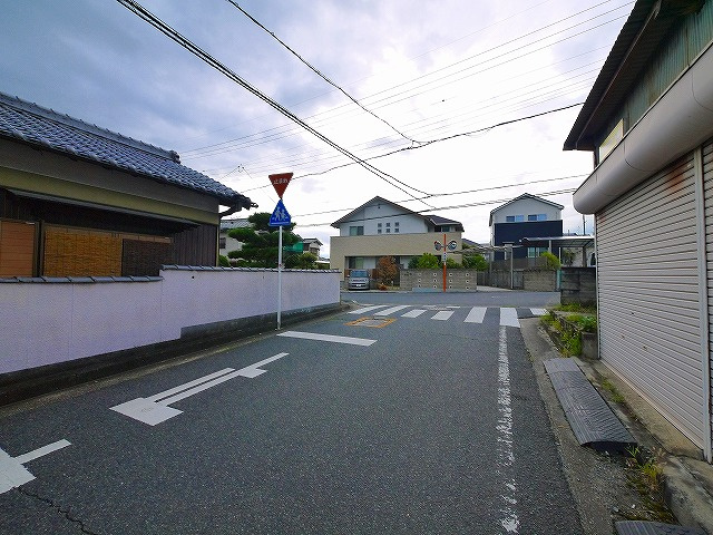 七条シャッターガレージの駐車場