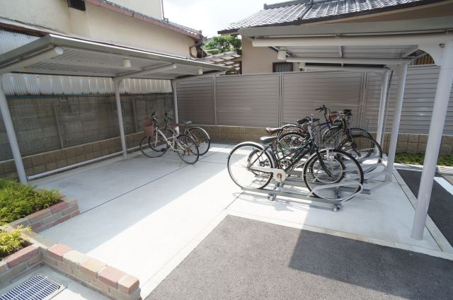 クリステル宝塚のその他共用部分|駐輪場は屋根付きです
