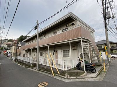 【外観】 | サンコーポラス1 | コンビニや郵便局が立ち並ぶ大通り、水道道まで徒歩5分の好立地☆横浜線「菊名」駅・東急東横線「妙蓮寺」駅まで徒歩圏内です♪