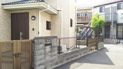 【外観】 | 本町通2丁目　2階建て戸建て | 門塀が御座います。
