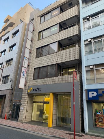 ジャストプレイスビルの外観