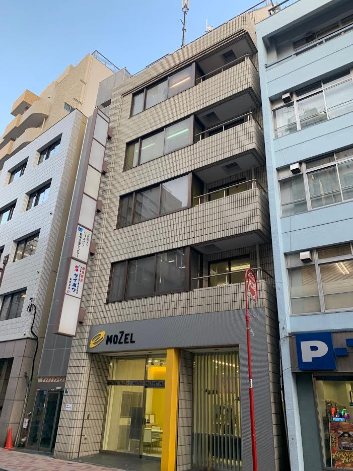 ジャストプレイスビルの外観