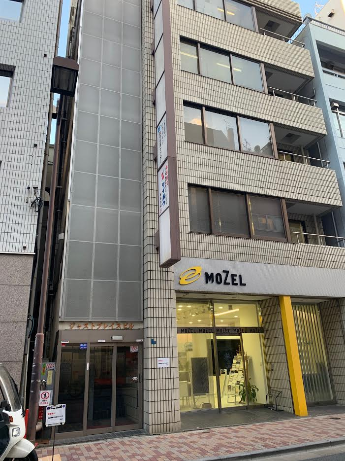 ジャストプレイスビルの外観