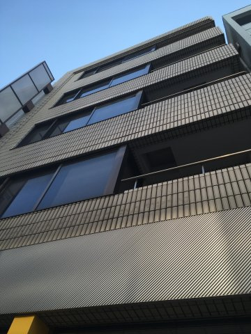 ジャストプレイスビルの外観