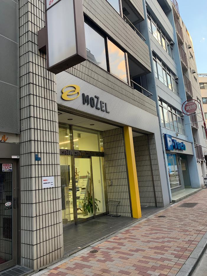 ジャストプレイスビルの外観