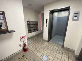 【エントランス】 | エレベーターは大規模修繕で修繕済み＃