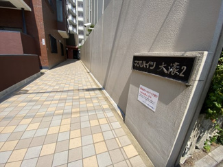 【外観】 | オートロックはありませんがエントランスまで長いアプローチがあり防犯カメラ作動中＃周辺は人や車通りもある住宅街です＃