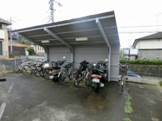 【その他共用部分】 | 屋根付きの駐輪場があるので雨が降っても安心です☆自転車はちょっとした移動手段に便利ですよね！