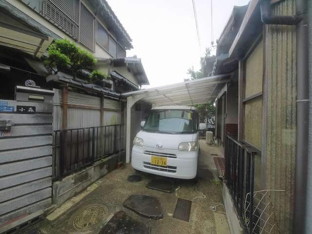 六条西３丁目貸家の駐車場|駐車場があるので、車を買う予定の方も安心です