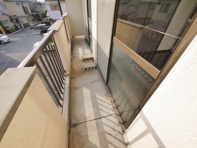 サニーハイツ朝日ヶ丘Bのバルコニー|お洗濯にも便利なバルコニー付き
