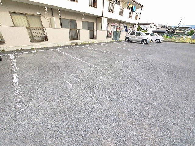 サニーハイツ朝日ヶ丘Bの駐車場|カースペースがあります