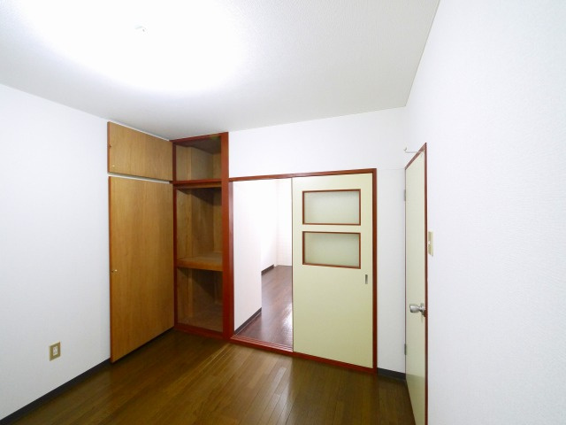 サニーハイツ朝日ヶ丘Bの洋室|落ち着いた色調の洋室です